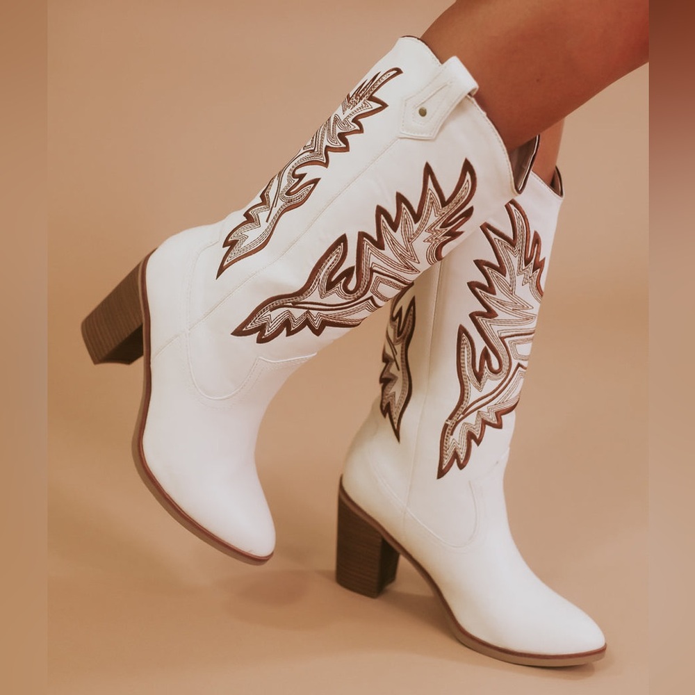 🆕🌿MIA: Cream/Off White Western Revival Embroidered Boots SIZE 9
